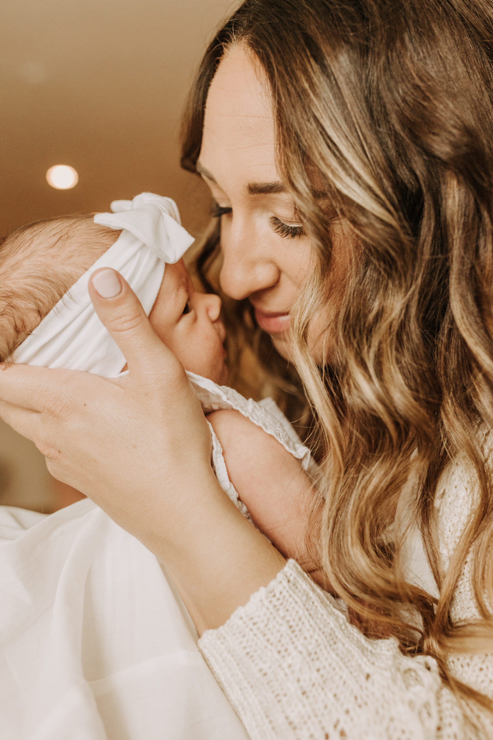 warm and cozy in home family session newborn photos newborn baby infant photos candid family moments neutral toned in home family of four San Diego family photographer Sabrina kinsella sabrinalynnphoto