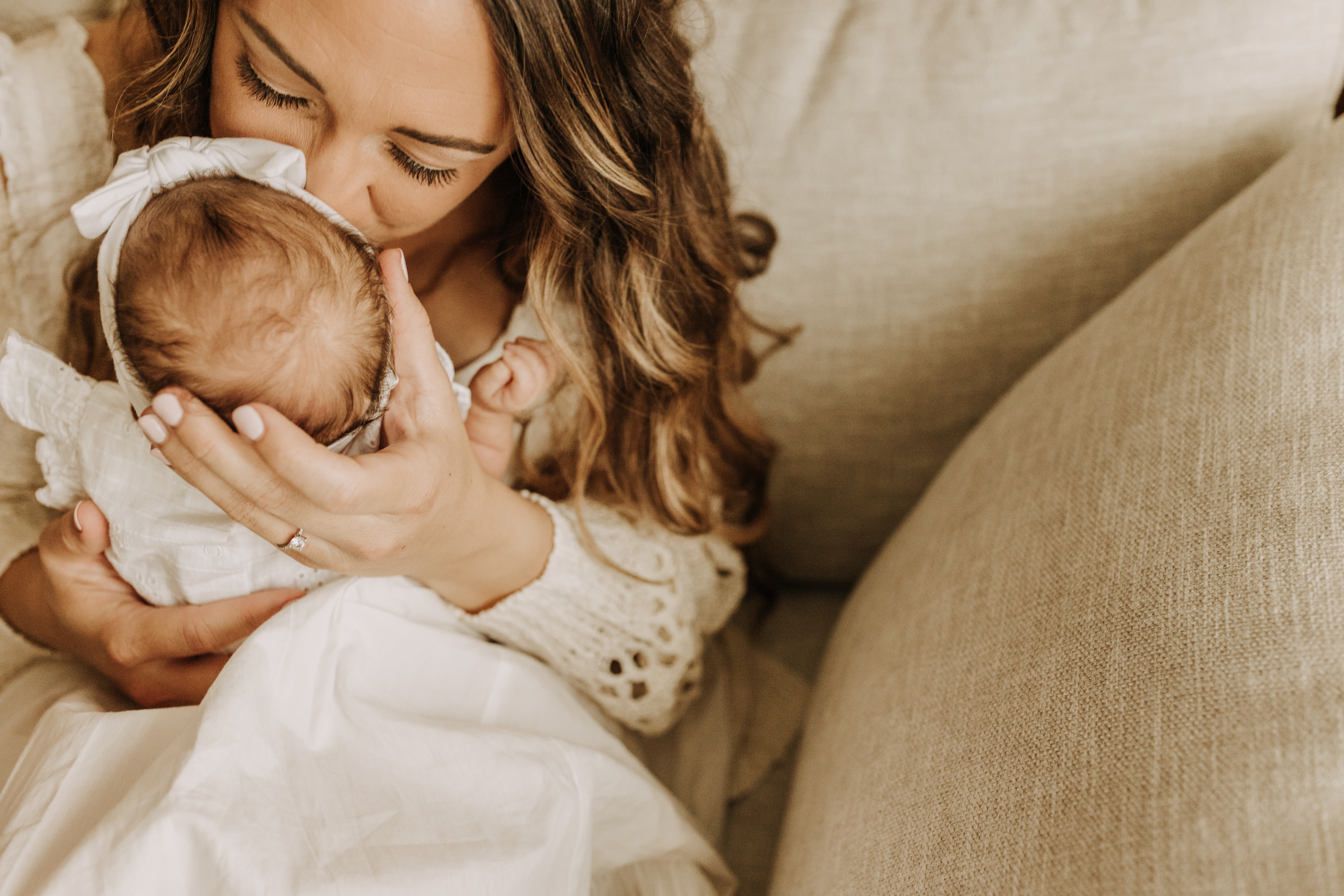 warm and cozy in home family session newborn photos newborn baby infant photos candid family moments neutral toned in home family of four San Diego family photographer Sabrina kinsella sabrinalynnphoto