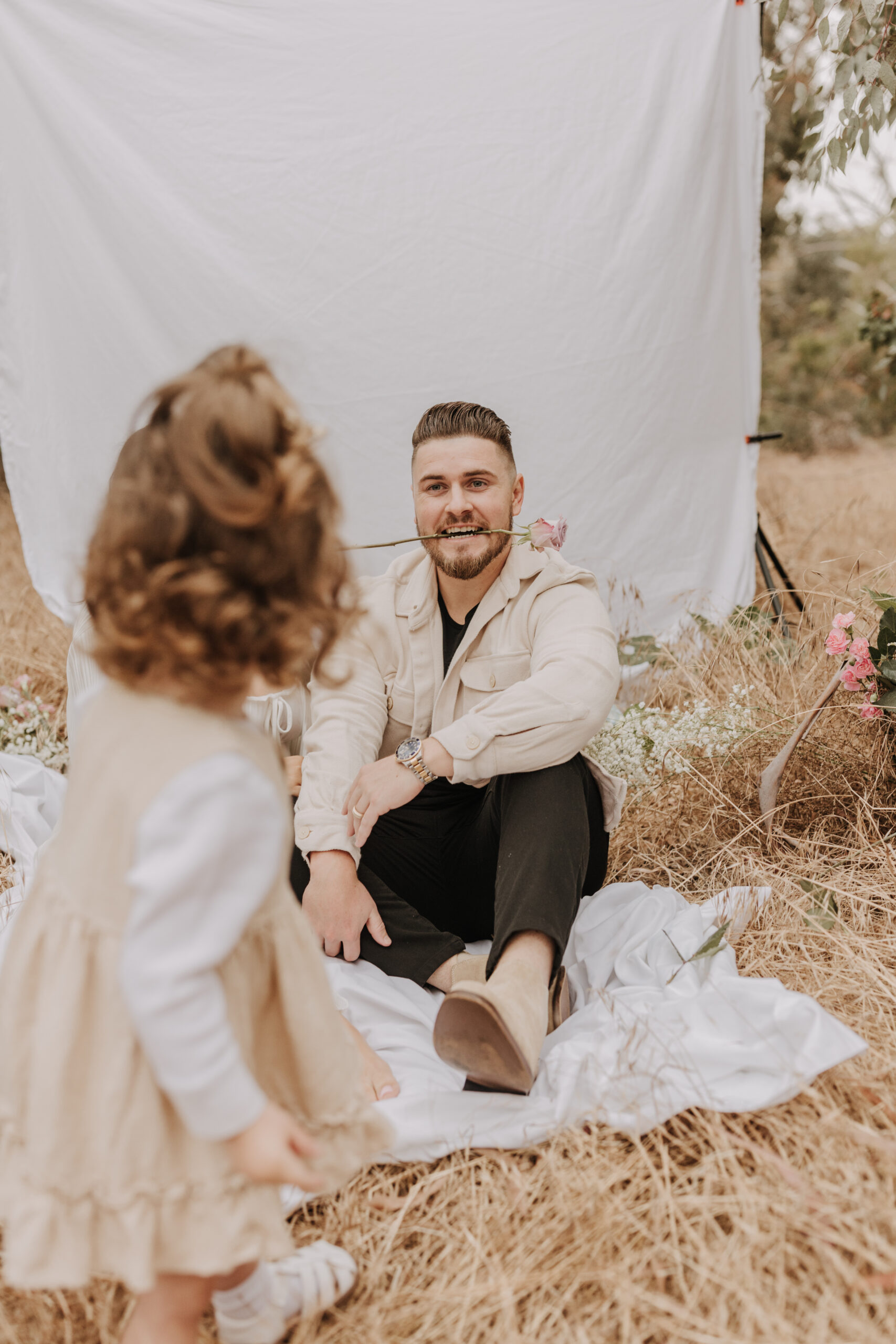 backyard mini maternity styled shoot San Diego family photographer neutral toned maternity photos candid outdoor family photos