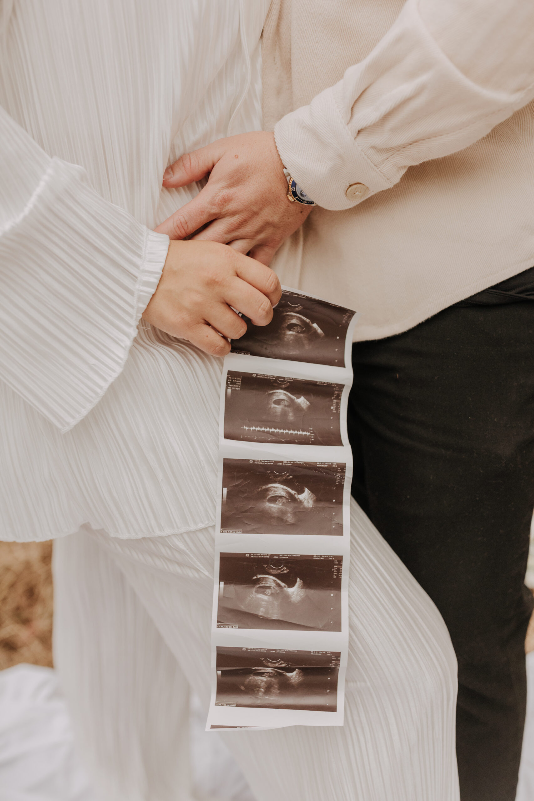 backyard mini maternity styled shoot San Diego family photographer neutral toned maternity photos candid outdoor family photos