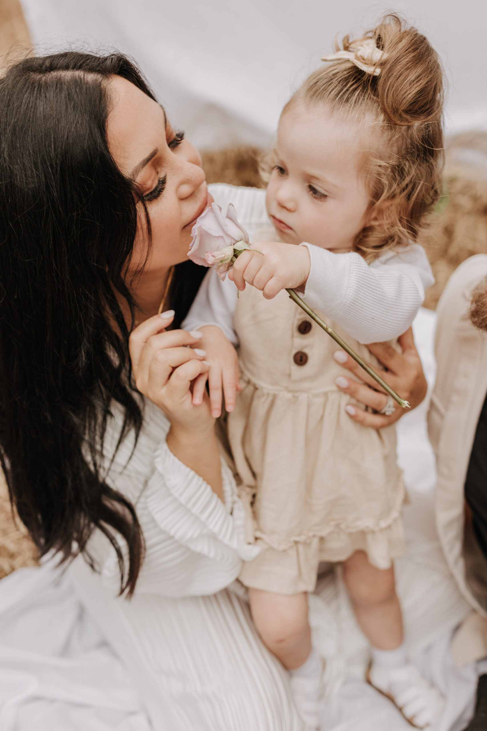 backyard mini maternity styled shoot San Diego family photographer neutral toned maternity photos candid outdoor family photos