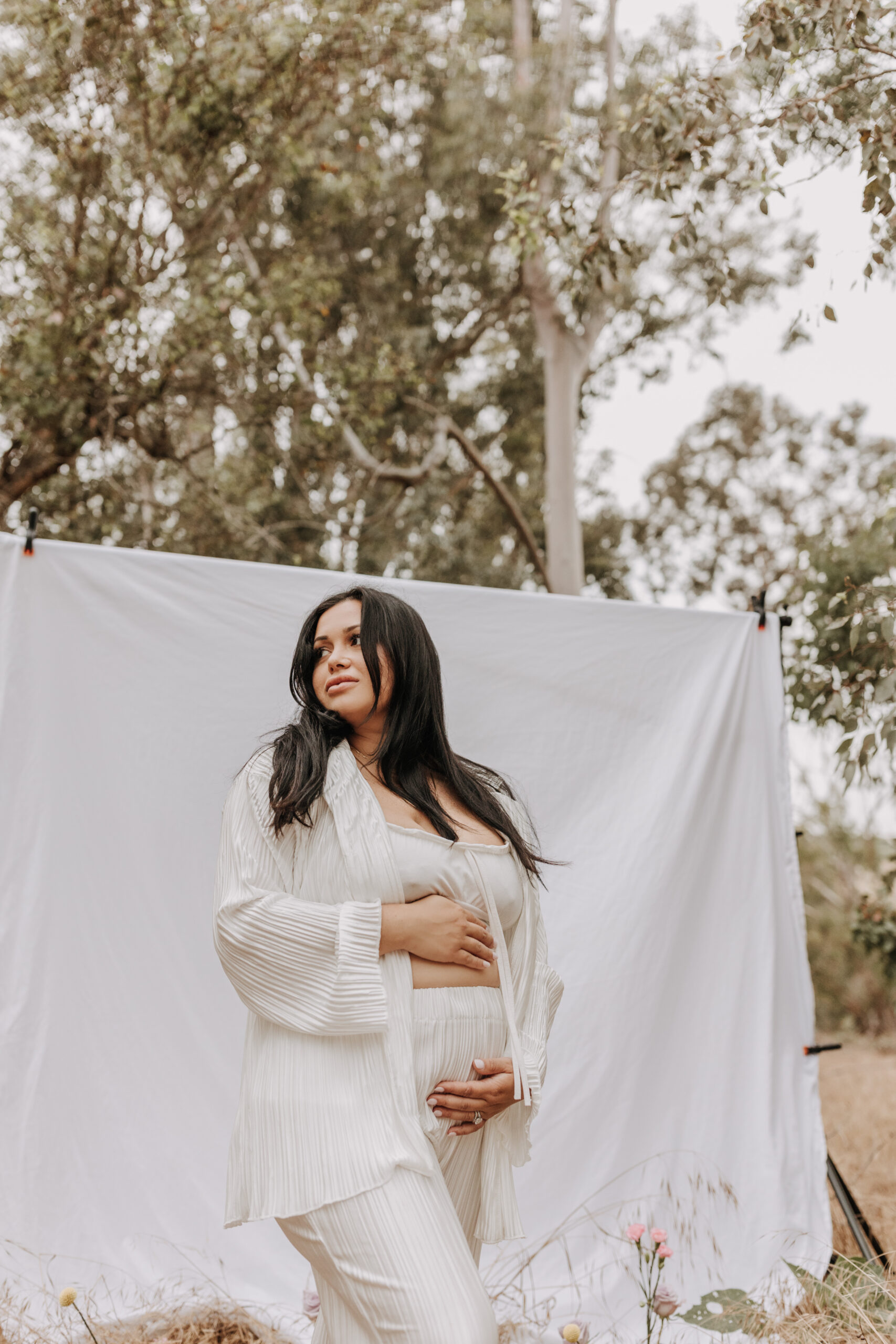 backyard mini maternity styled shoot San Diego family photographer neutral toned maternity photos candid outdoor family photos