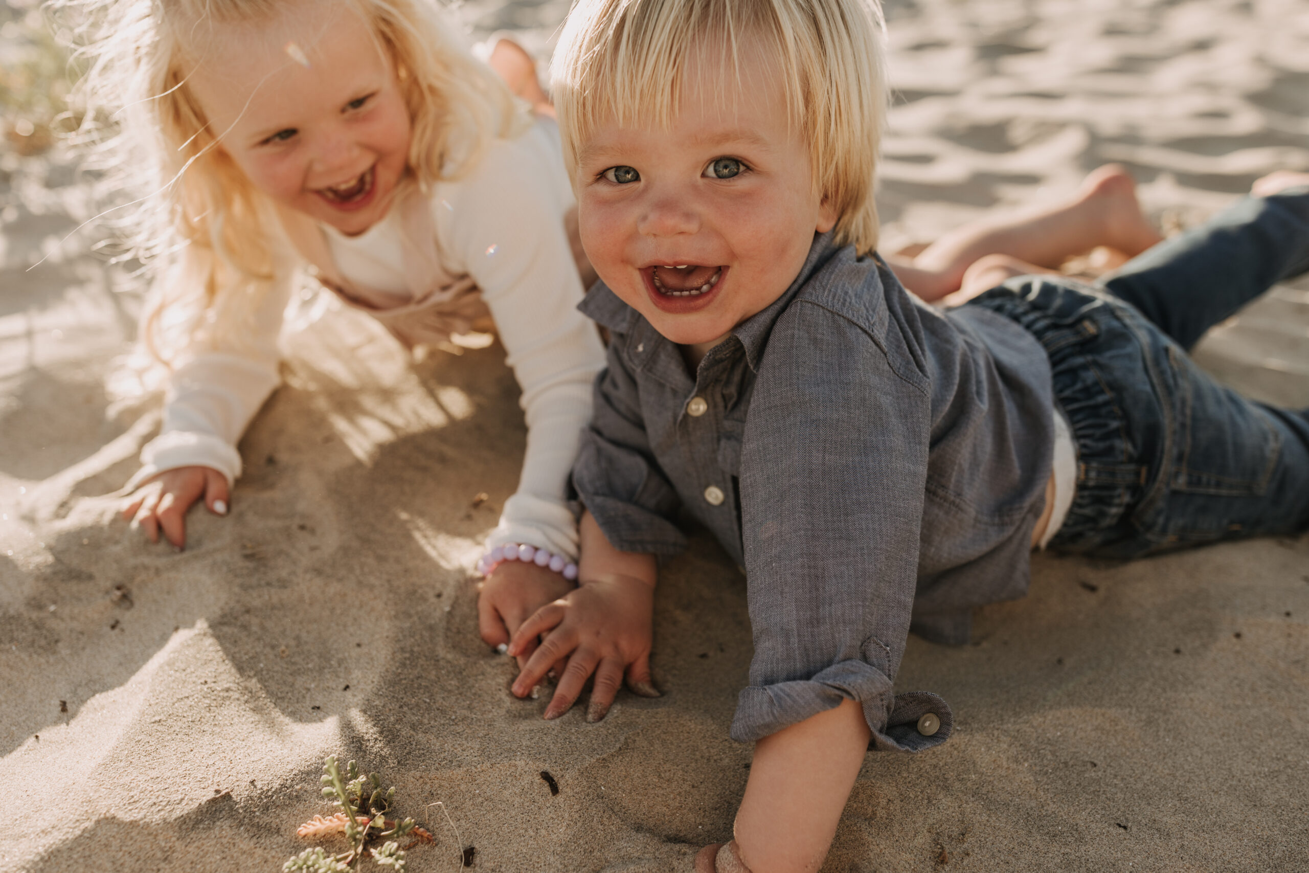 beach family photos sunset golden hour candid family photos family of four at sunset on the beach san Diego family photographer Sabrina kinsella sabrinalynnphoto