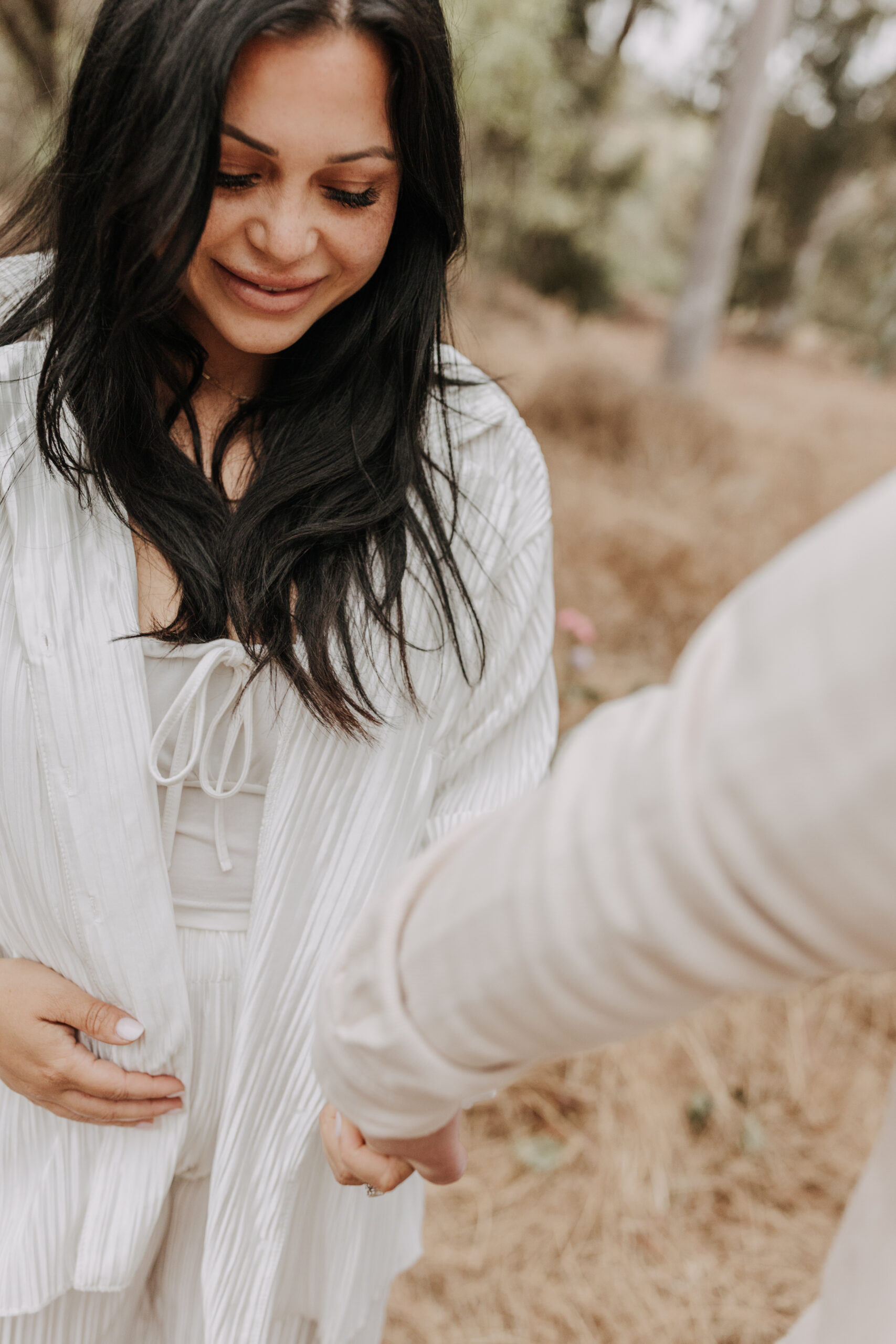 backyard mini maternity styled shoot San Diego family photographer neutral toned maternity photos candid outdoor family photos