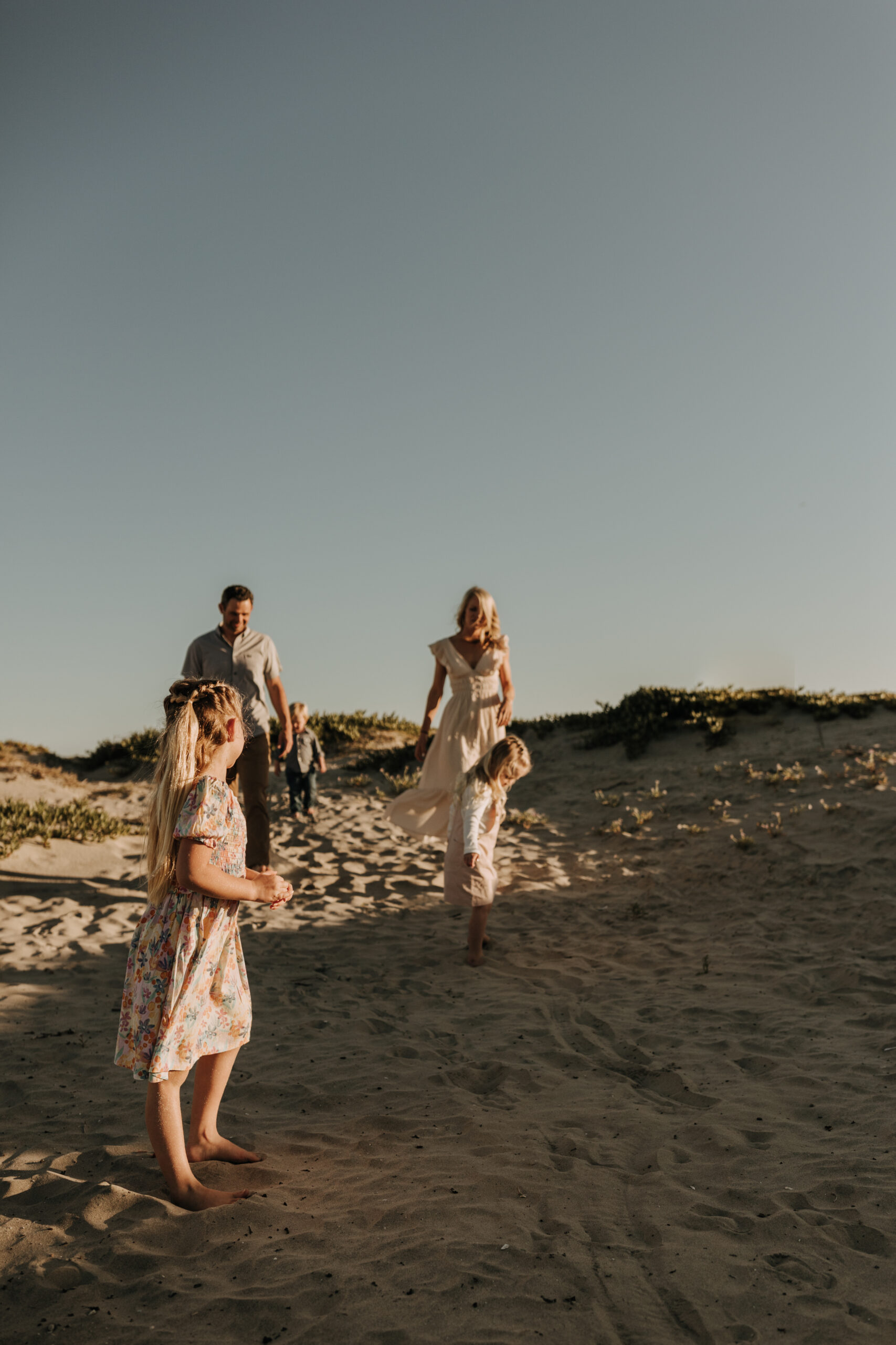 beach family photos sunset golden hour candid family photos family of four at sunset on the beach san Diego family photographer Sabrina kinsella sabrinalynnphoto