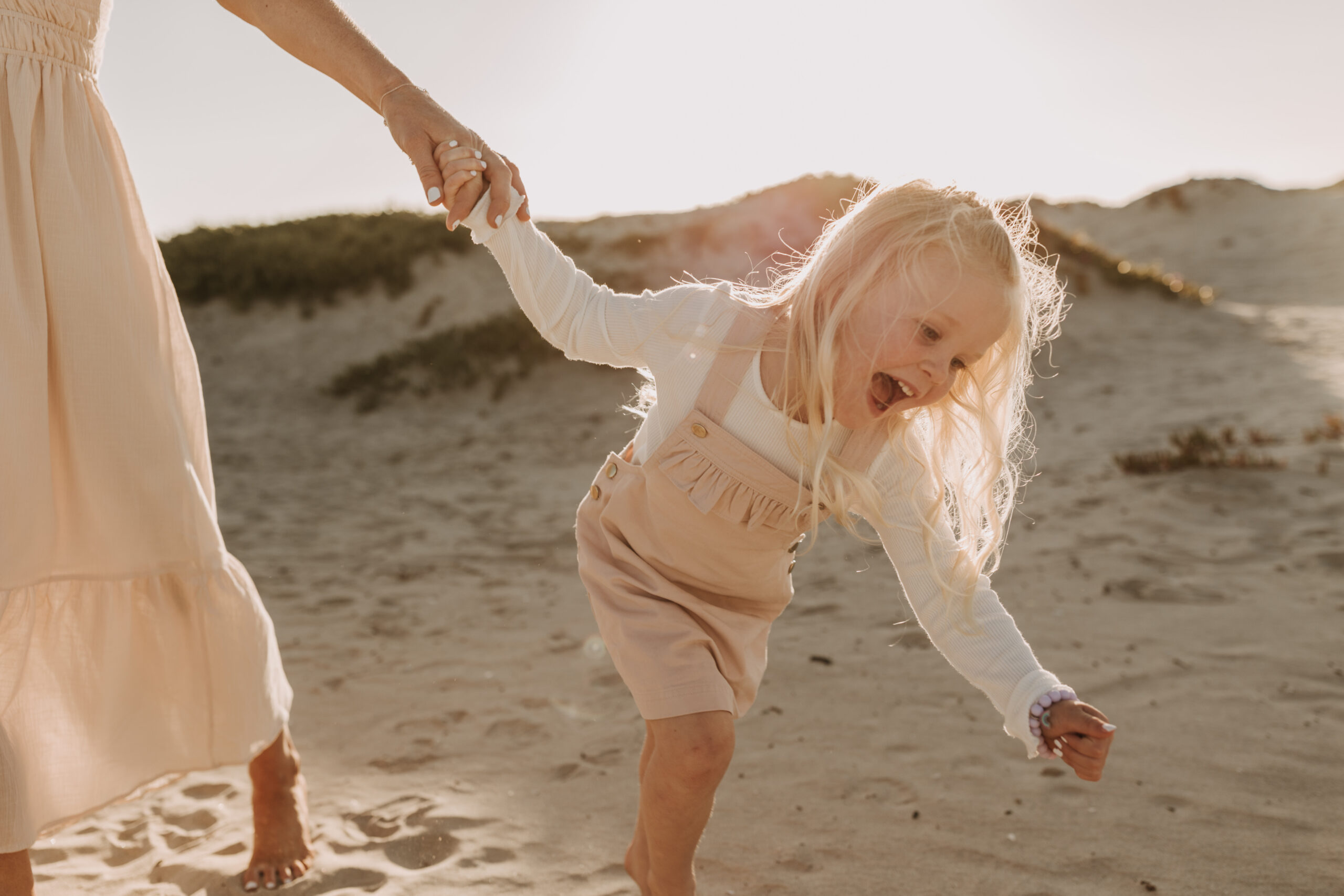 beach family photos sunset golden hour candid family photos family of four at sunset on the beach san Diego family photographer Sabrina kinsella sabrinalynnphoto