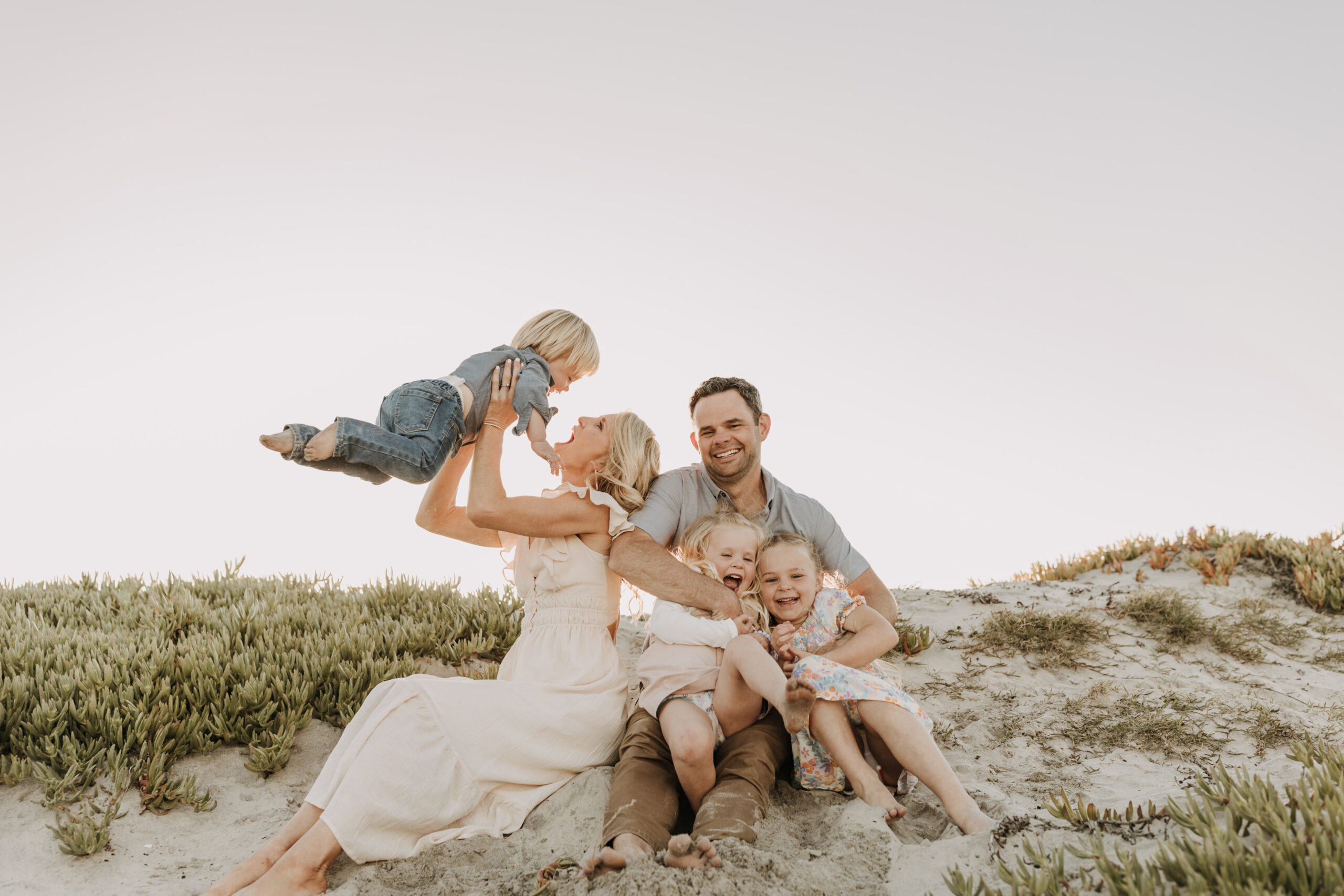 beach family photos sunset golden hour candid family photos family of four at sunset on the beach san Diego family photographer Sabrina kinsella sabrinalynnphoto