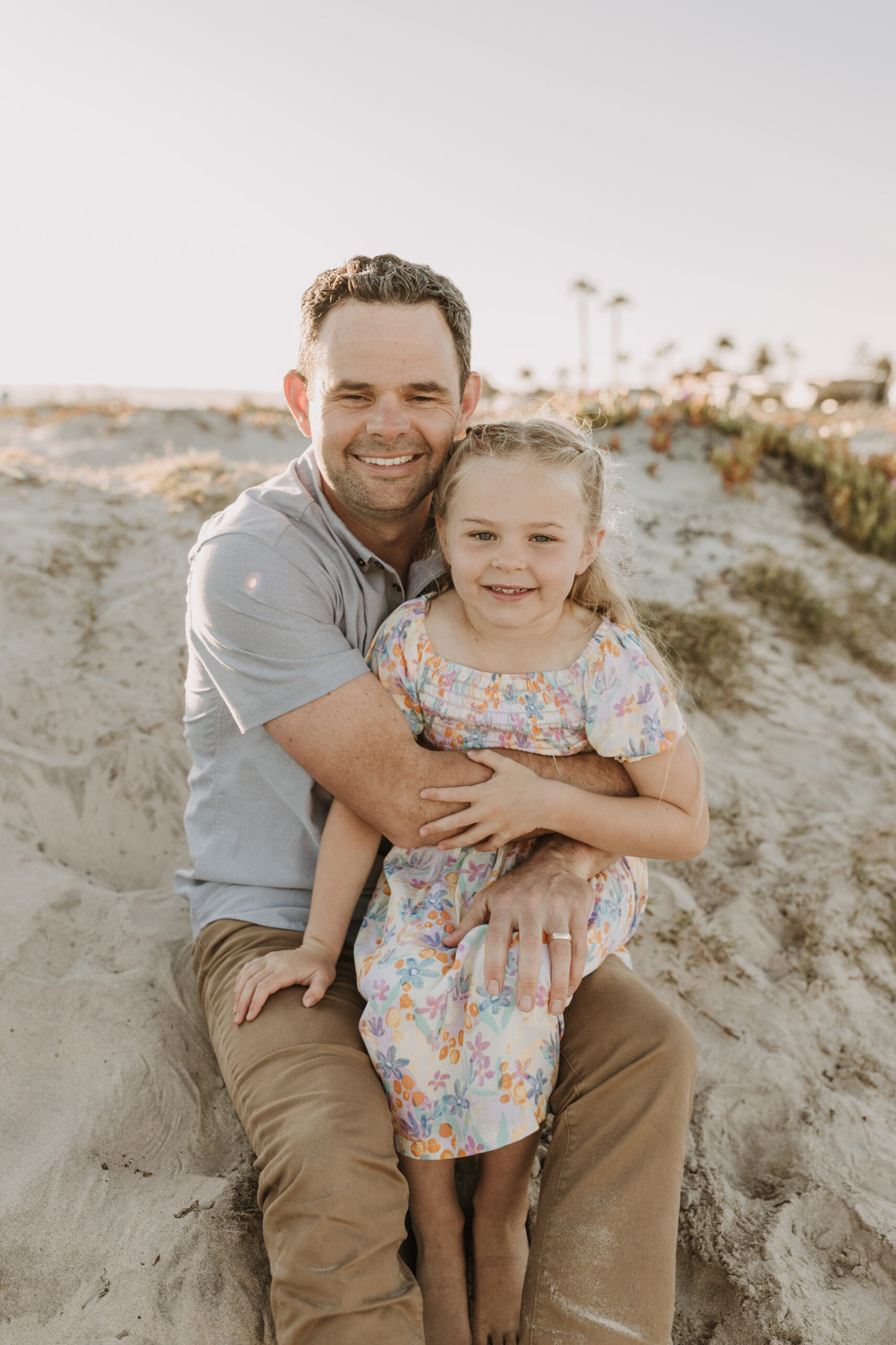 beach family photos sunset golden hour candid family photos family of four at sunset on the beach san Diego family photographer Sabrina kinsella sabrinalynnphoto