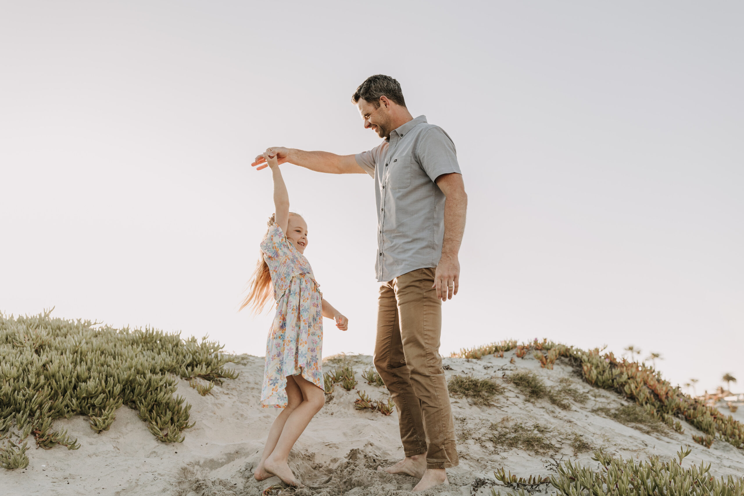 beach family photos sunset golden hour candid family photos family of four at sunset on the beach san Diego family photographer Sabrina kinsella sabrinalynnphoto