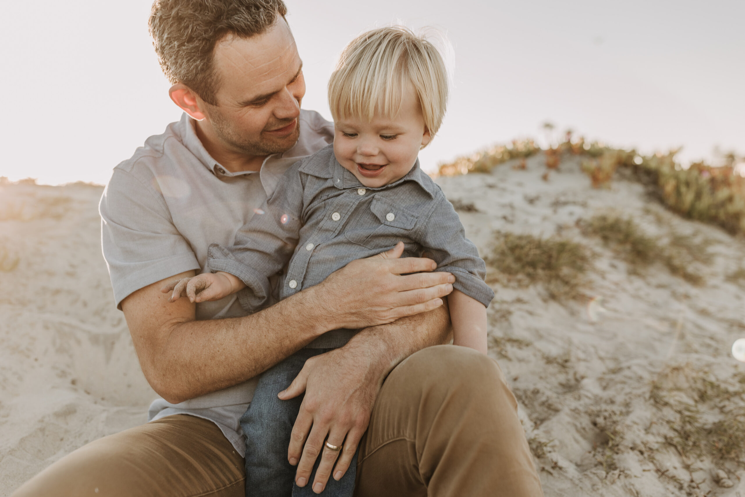 beach family photos sunset golden hour candid family photos family of four at sunset on the beach san Diego family photographer Sabrina kinsella sabrinalynnphoto