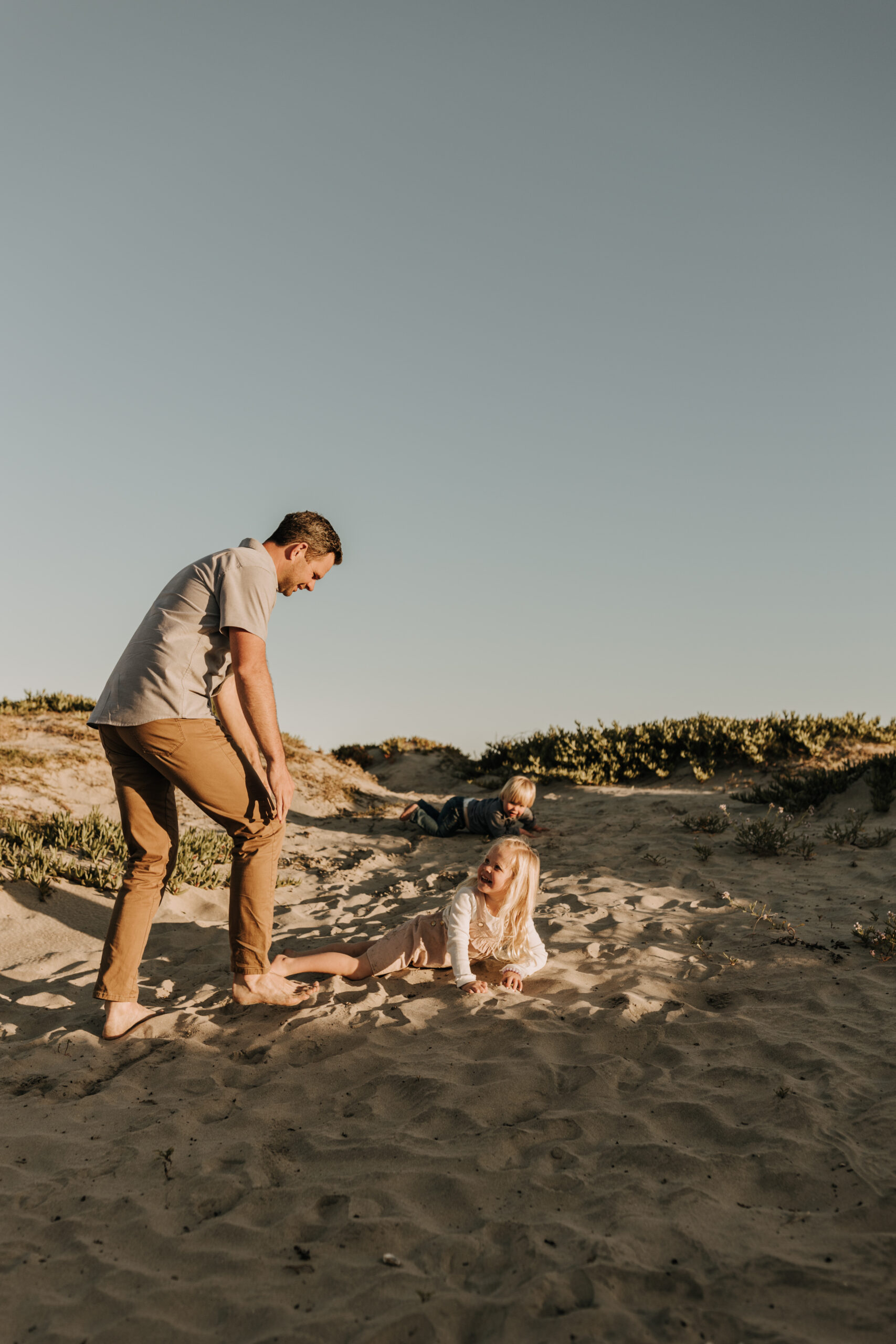 beach family photos sunset golden hour candid family photos family of four at sunset on the beach san Diego family photographer Sabrina kinsella sabrinalynnphoto