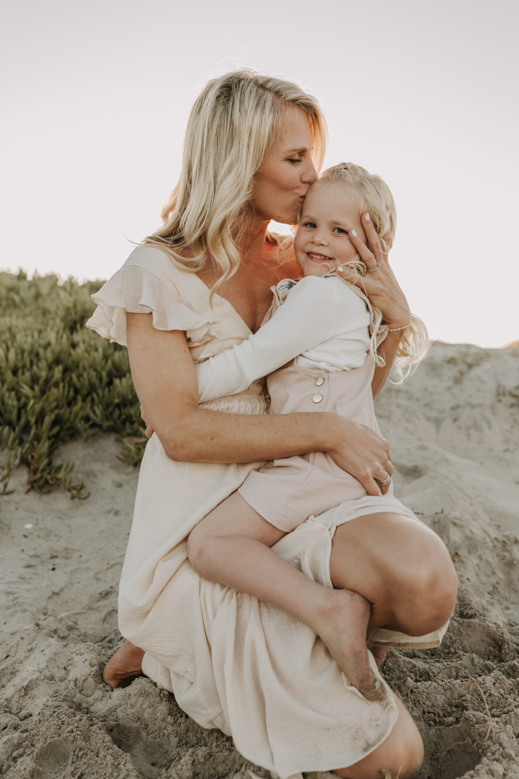 beach family photos sunset golden hour candid family photos family of four at sunset on the beach san Diego family photographer Sabrina kinsella sabrinalynnphoto