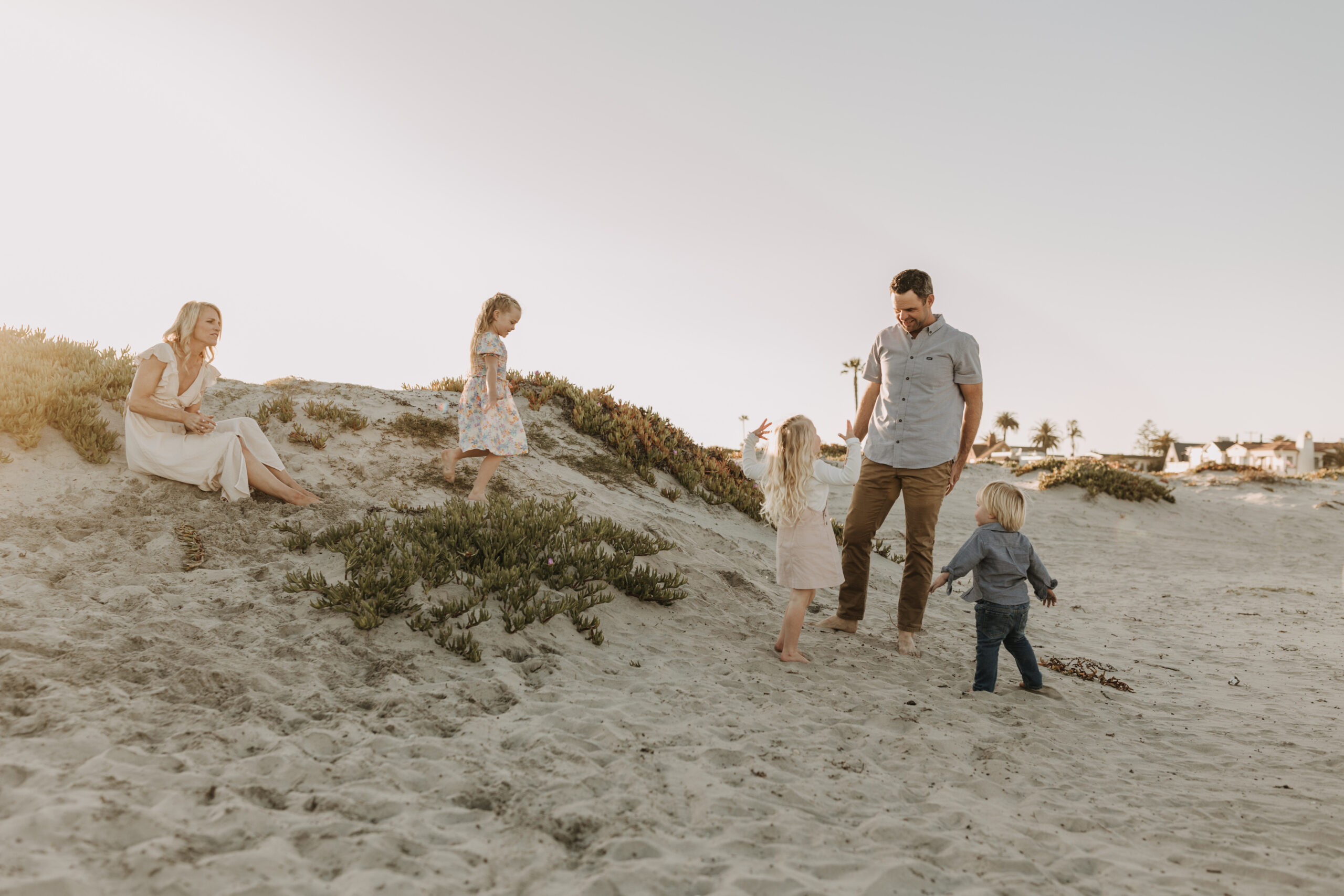 beach family photos sunset golden hour candid family photos family of four at sunset on the beach san Diego family photographer Sabrina kinsella sabrinalynnphoto