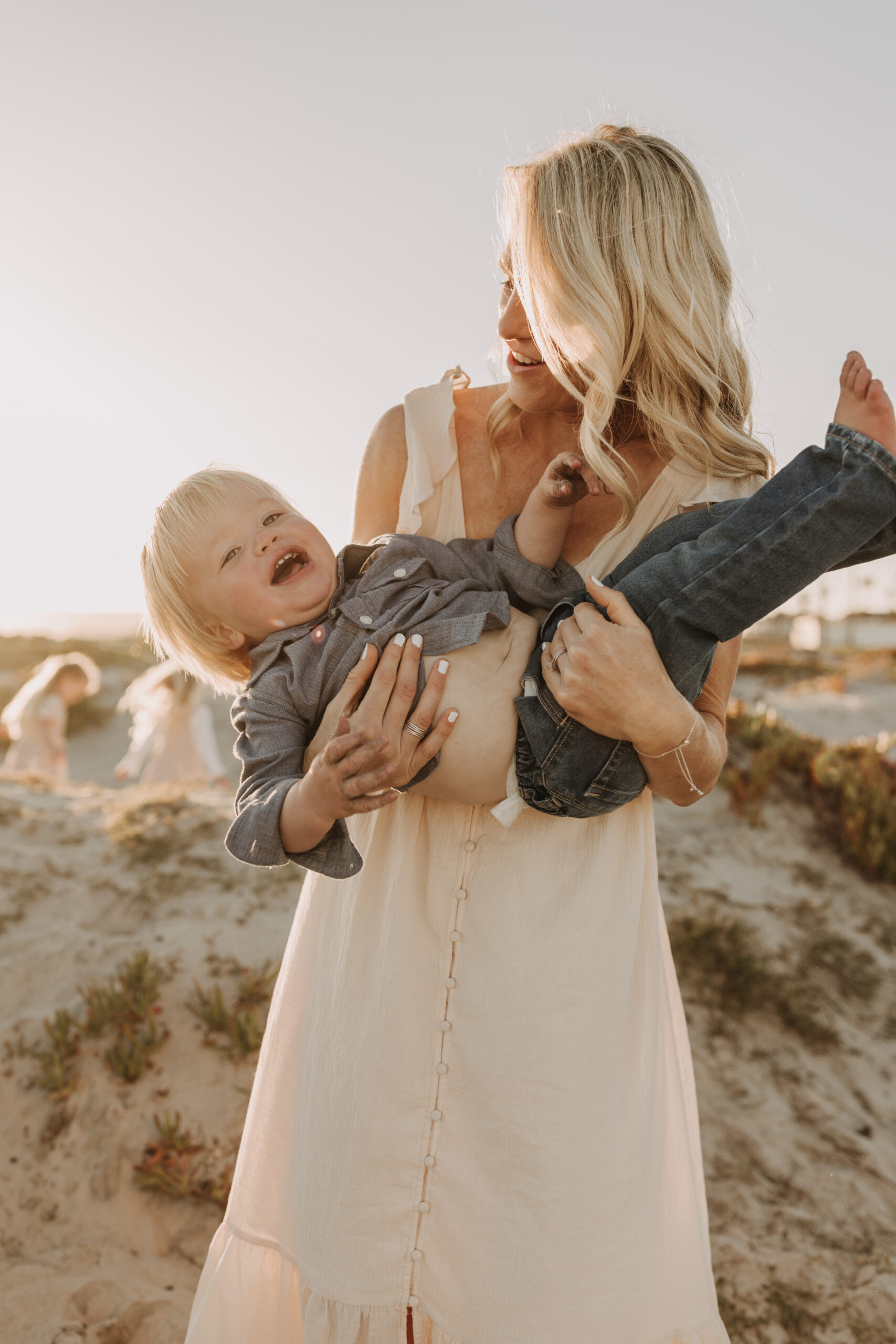 beach family photos sunset golden hour candid family photos family of four at sunset on the beach san Diego family photographer Sabrina kinsella sabrinalynnphoto