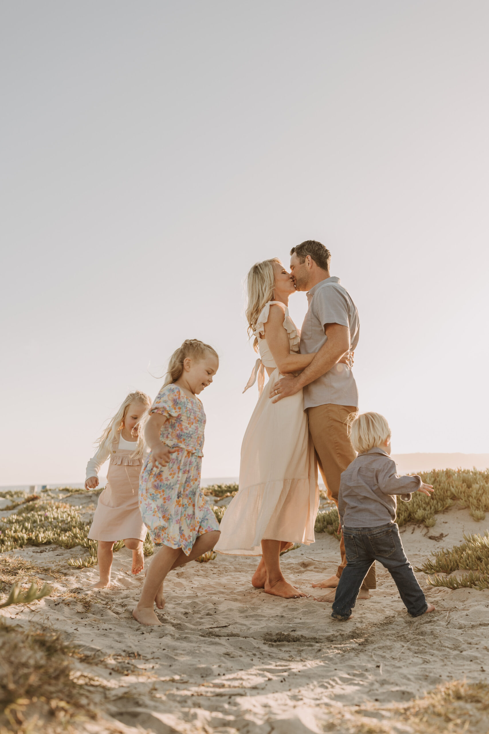 beach family photos sunset golden hour candid family photos family of four at sunset on the beach san Diego family photographer Sabrina kinsella sabrinalynnphoto