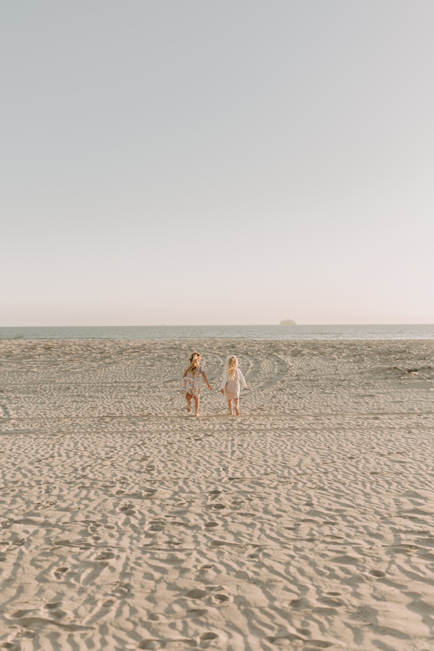 beach family photos sunset golden hour candid family photos family of four at sunset on the beach san Diego family photographer Sabrina kinsella sabrinalynnphoto