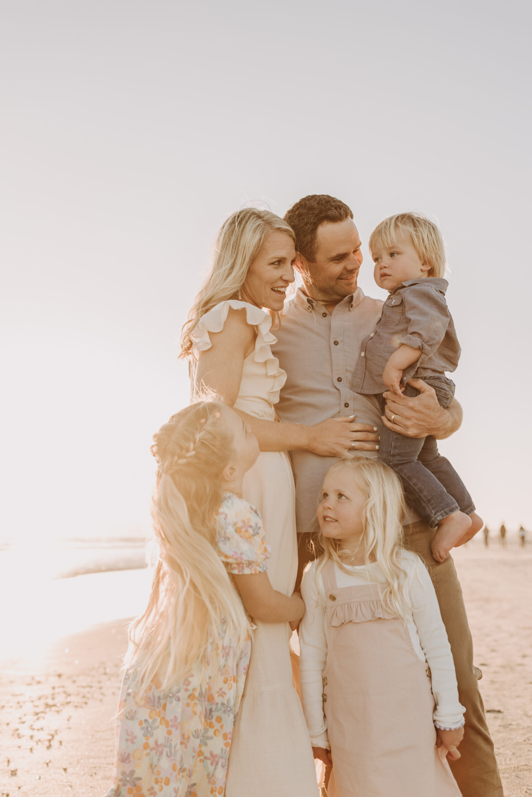 beach family photos sunset golden hour candid family photos family of four at sunset on the beach san Diego family photographer Sabrina kinsella sabrinalynnphoto