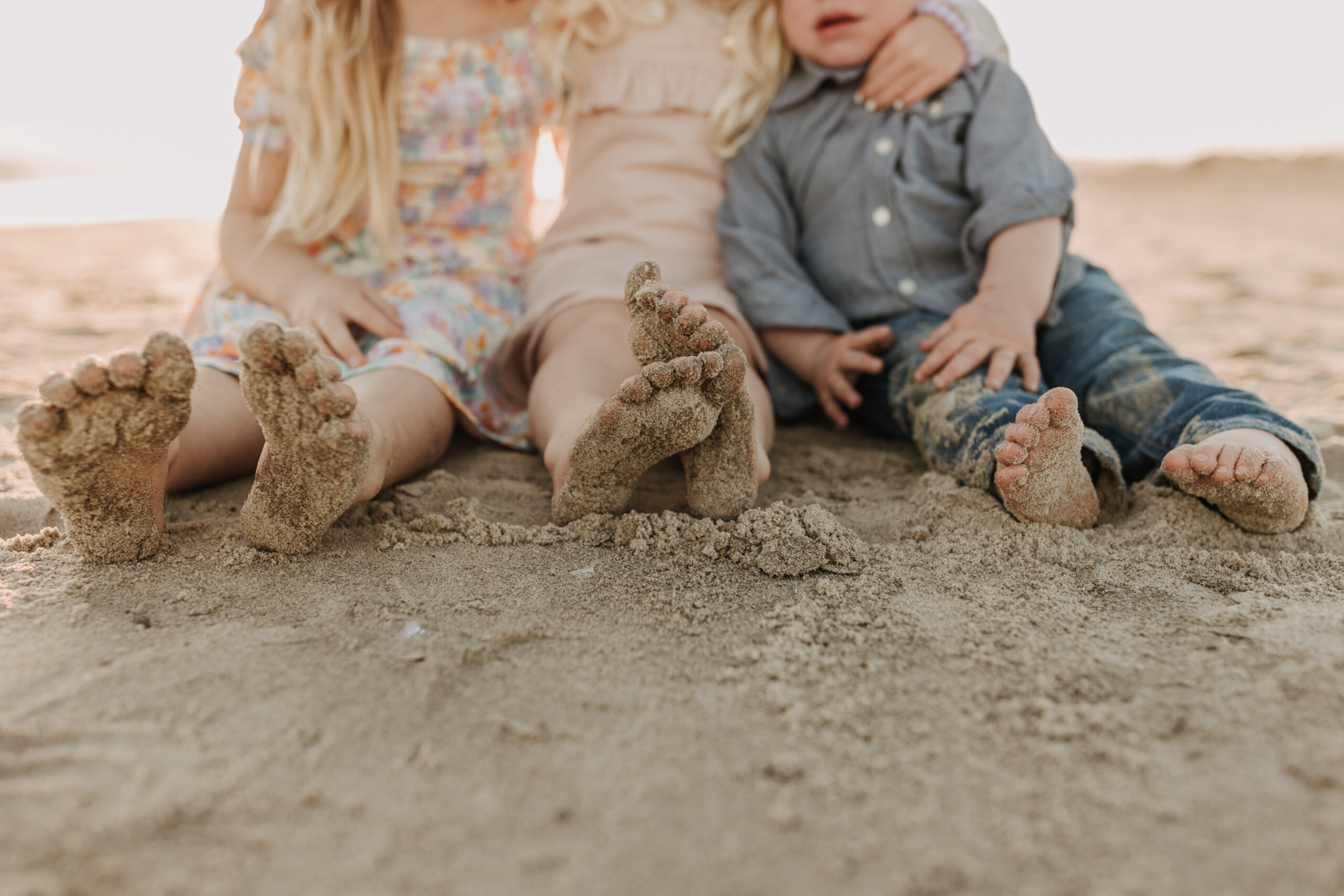 beach family photos sunset golden hour candid family photos family of four at sunset on the beach san Diego family photographer Sabrina kinsella sabrinalynnphoto