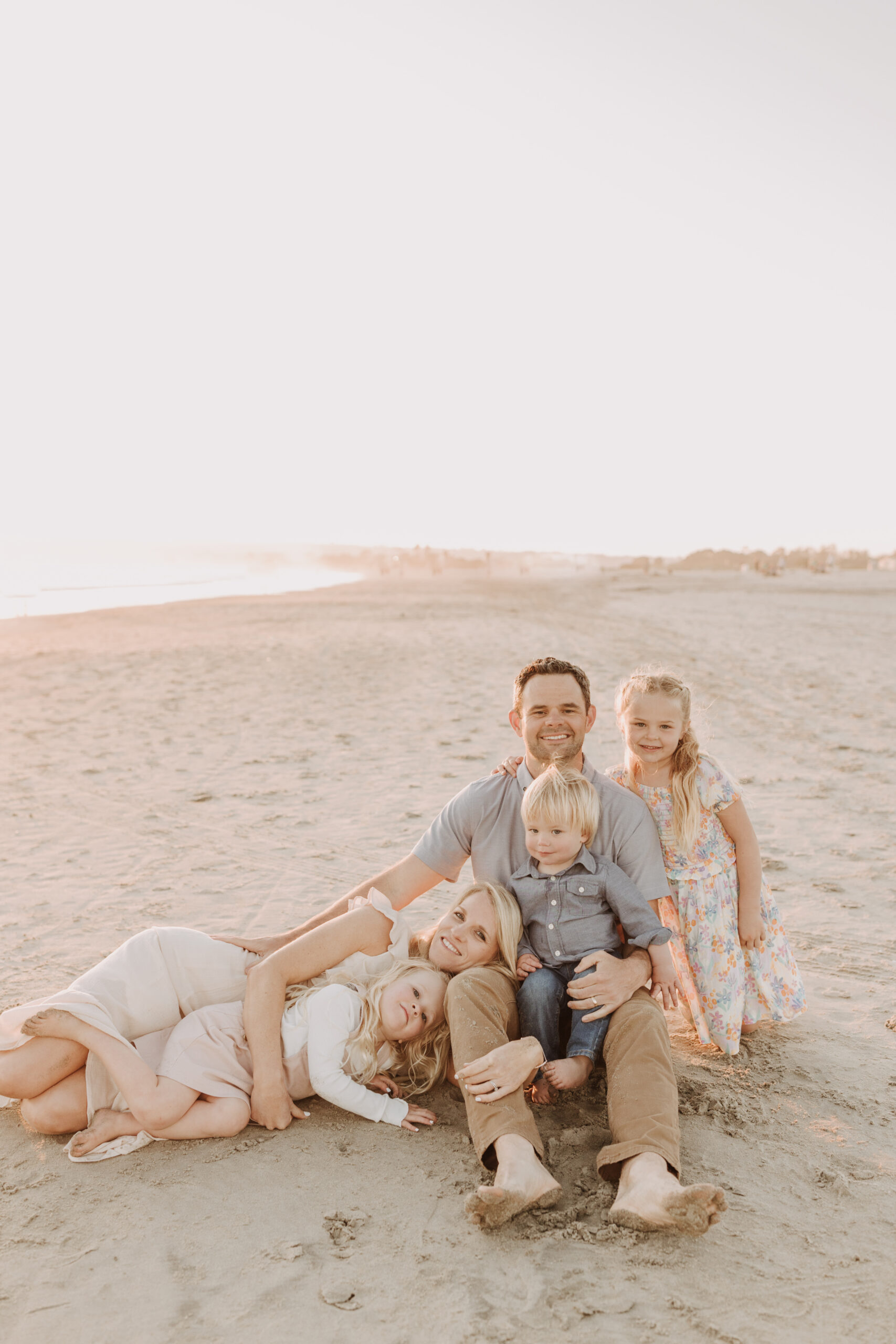 beach family photos sunset golden hour candid family photos family of four at sunset on the beach san Diego family photographer Sabrina kinsella sabrinalynnphoto