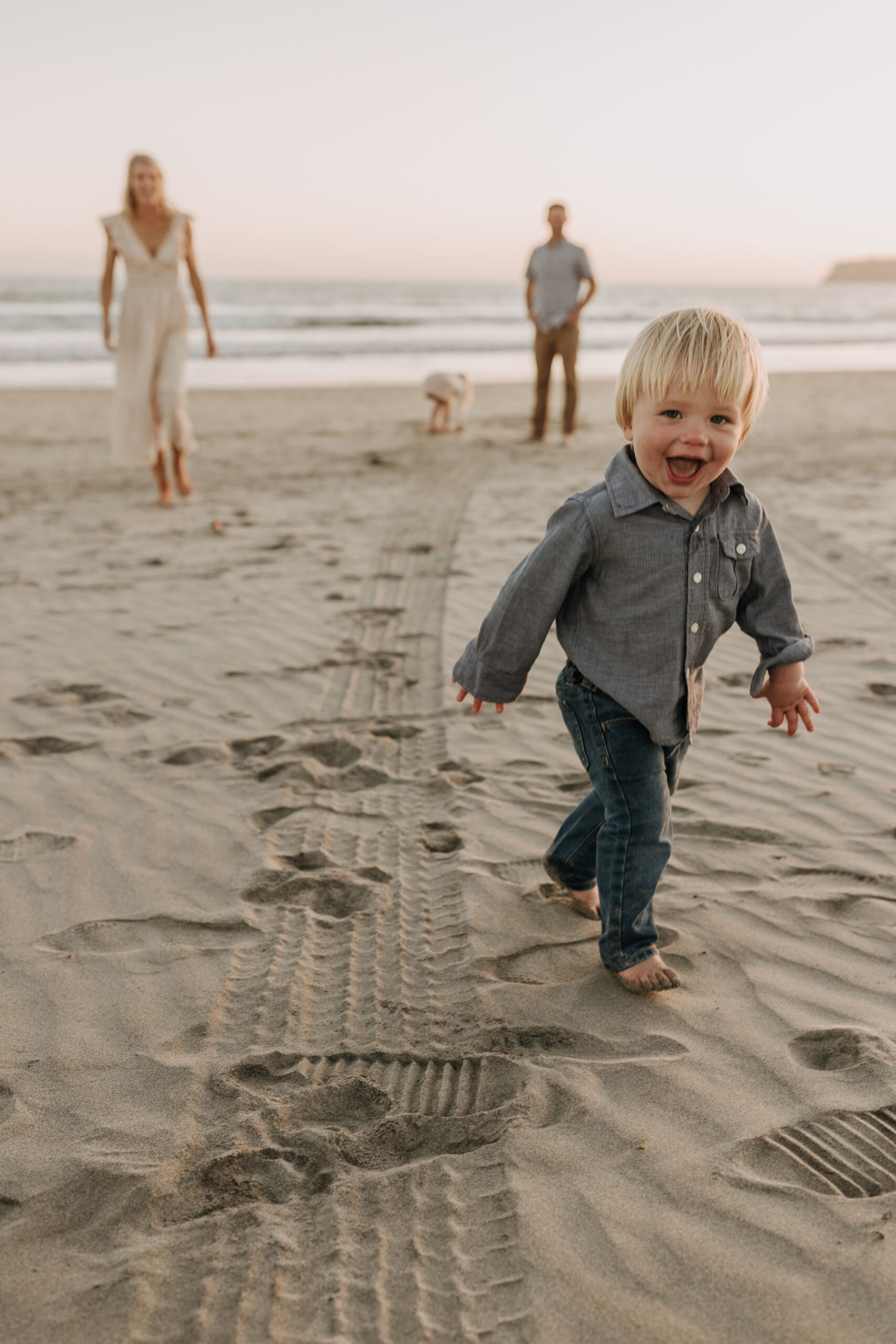 beach family photos sunset golden hour candid family photos family of four at sunset on the beach san Diego family photographer Sabrina kinsella sabrinalynnphoto