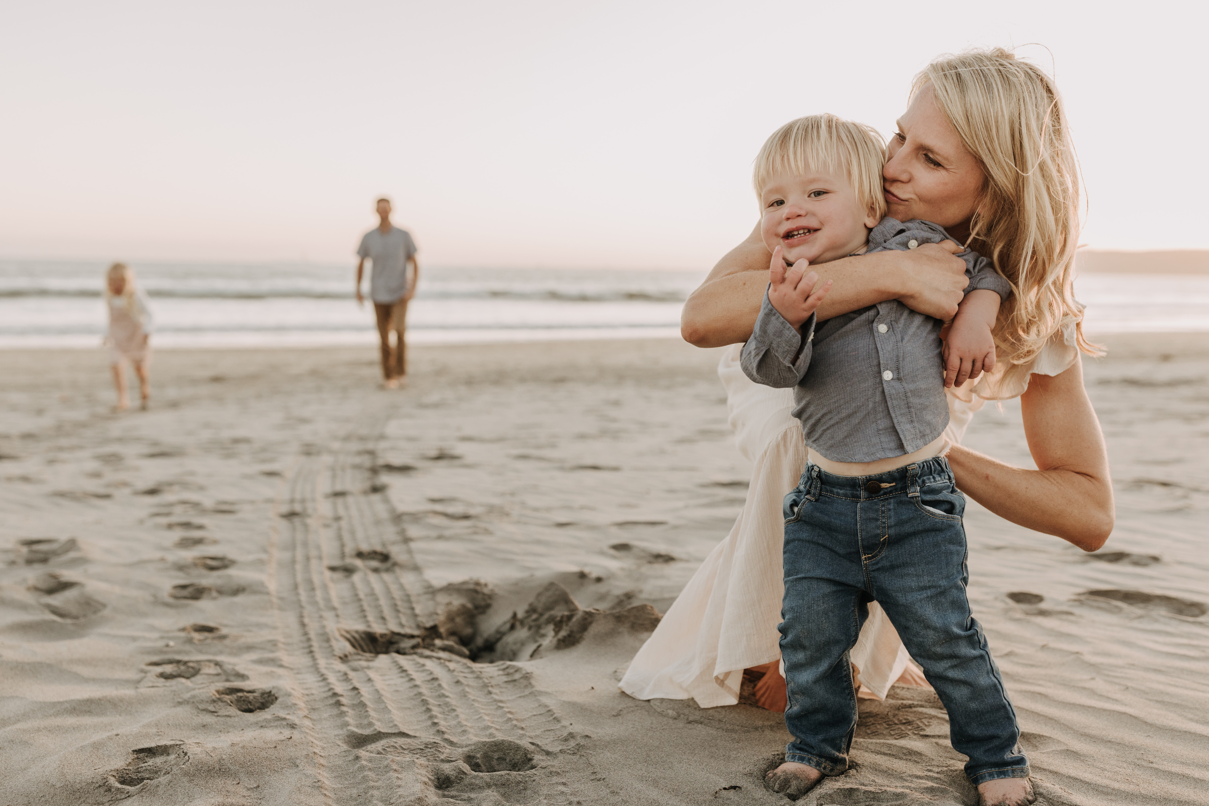 beach family photos sunset golden hour candid family photos family of four at sunset on the beach san Diego family photographer Sabrina kinsella sabrinalynnphoto