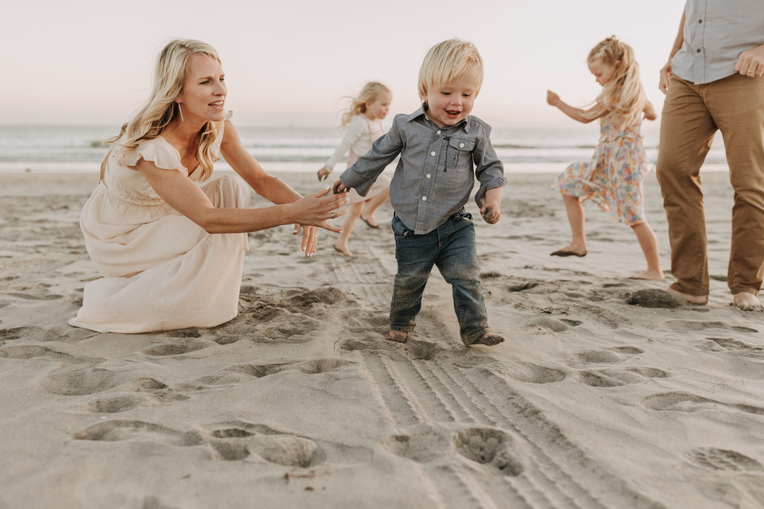 beach family photos sunset golden hour candid family photos family of four at sunset on the beach san Diego family photographer Sabrina kinsella sabrinalynnphoto