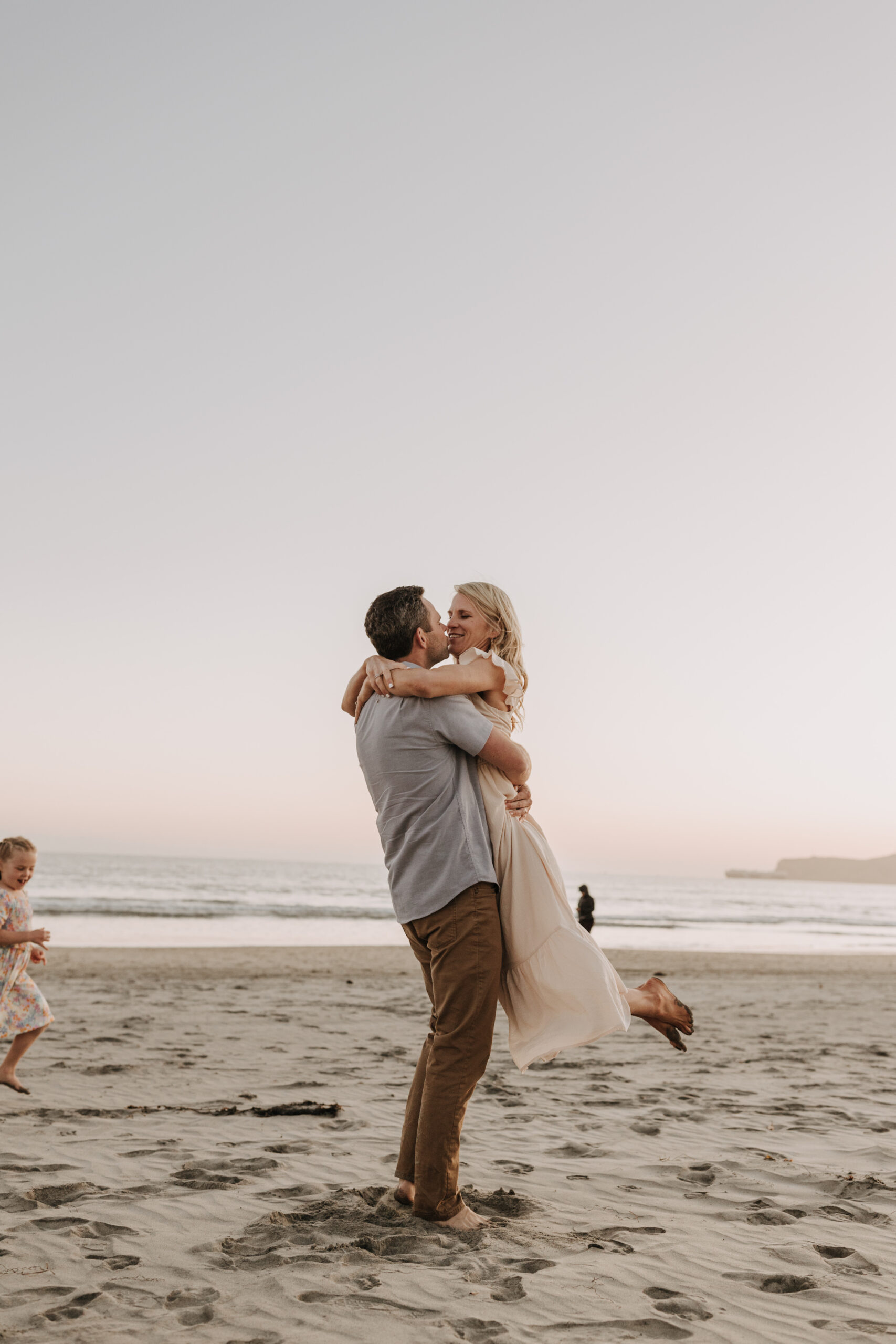 beach family photos sunset golden hour candid family photos family of four at sunset on the beach san Diego family photographer Sabrina kinsella sabrinalynnphoto